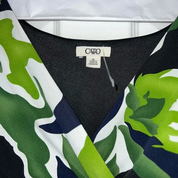 NWOT❗️CATO Blouse Women Green Floral V-Neck - Picture 4 of 4